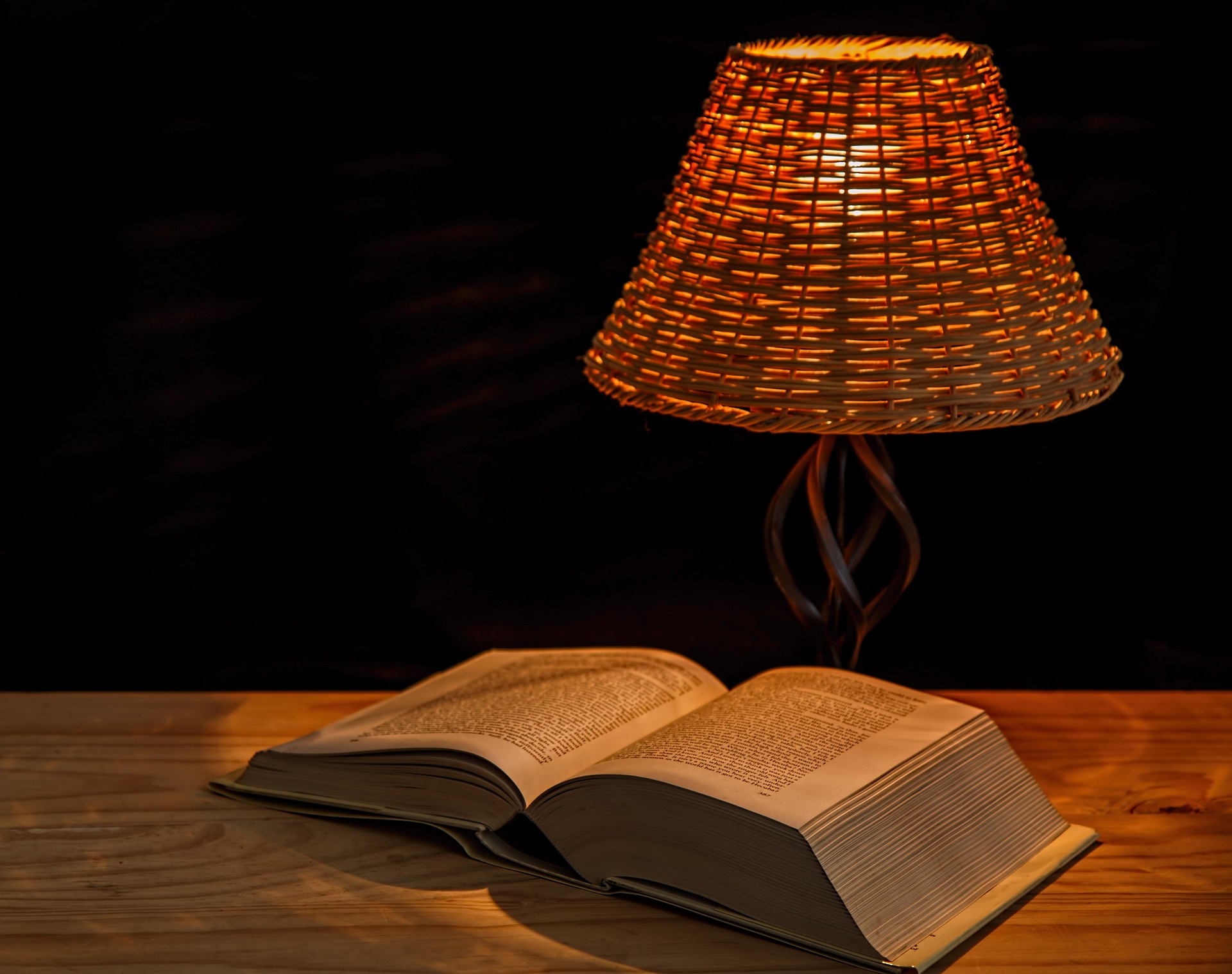 Lamp ja avatud raamat